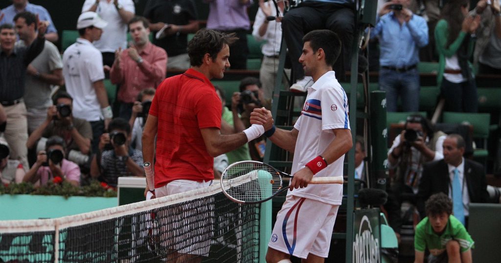 La poignée de main entre Federer et Djokovic après leur affrontement épique en demi-finale de Roland Garros en 2011. 