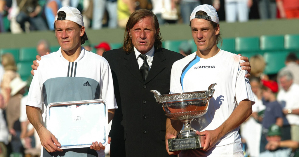 Guillermo COria and Gaston Gaudio posing with their trophy, with Guillermo Vilas