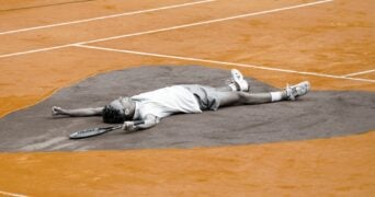 Gustavo Kuerten drew an heart on Roland Garros clay in 2001