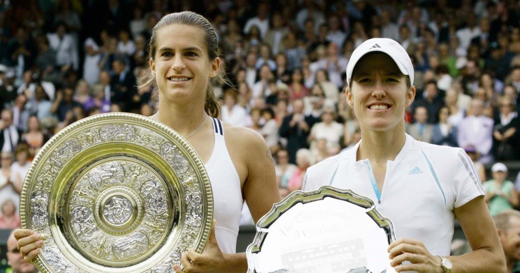Mauresmo and Henin posing with their trophy at Wimbledon in 2006