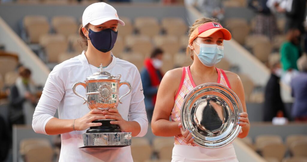 Iga Swiatek and Sofia Kenin after the 2021 Roland-Garros final