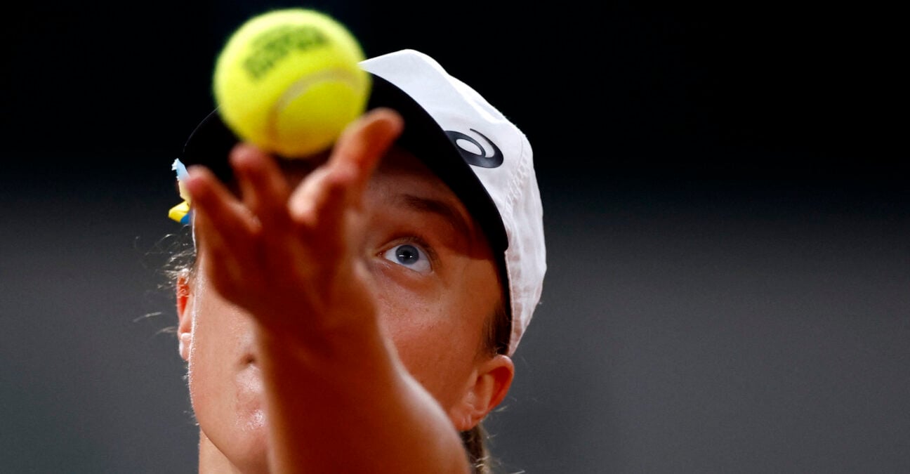 Iga Swiatek serving, Roland-Garros 2022
