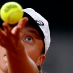 Iga Swiatek serving, Roland-Garros 2022