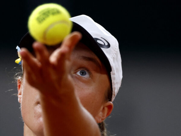 Iga Swiatek serving, Roland-Garros 2022