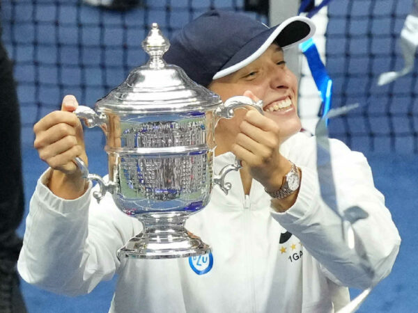 Iga Swiatek with the US Open trophy