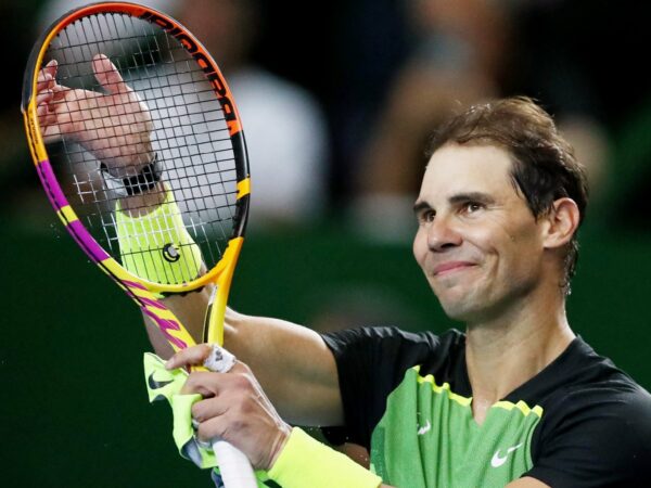 Rafael Nadal claps crowd