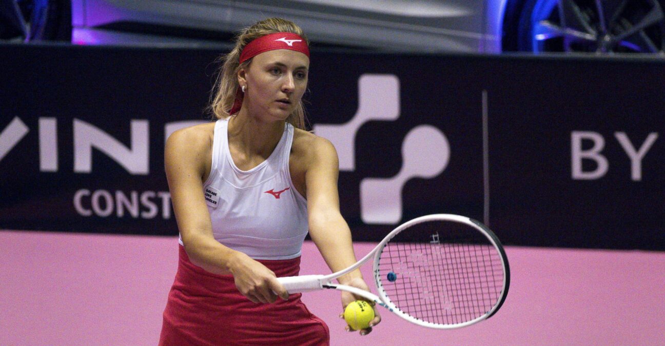 Maryna Zanevska serve