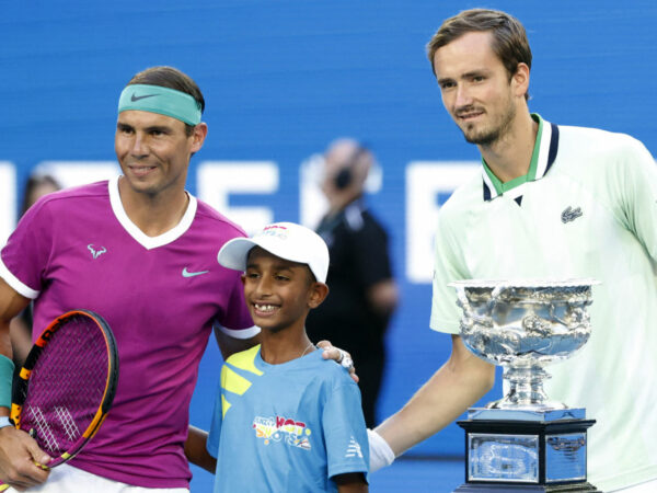 pain's Rafael Nadal and Russia's Daniil Medvedev pose for a picture before the 2022 Australian Open final