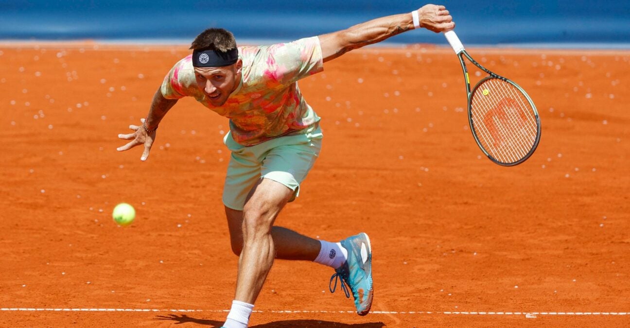 Alex Molcan on clay