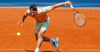 Alex Molcan on clay