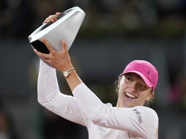 Iga Swiatek lifts the 2024 Madrid Open trophy