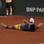 Zverev and Alcaraz after 2024 Roland-Garros final © Glenn Gervot / Panoramic