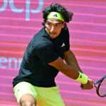 Der Portugiese Henrique Rocha bei den Estoril Open im Kampf um den Einzug in das Achtelfinale Estoril Open, ATP, Tennis Herren 175 Challenge Tour, 30-04-2025, 1. Runde - Beste 32: Der Portugiese Henrique ROCHA beim ATP-175-Sandplatzturnier in Portugal im Match um den Einzug in das Achtelfinale gegen den Chilenen Nicolas Jarry, Estoril Estoril Tenis Club Lisbon Portugal Portugals Henrique Rocha at the Estoril Open in the battle for a place in the round of 16 Estoril Open, ATP 175 Challenge Tour, 30 04 2025, 1 round Best 32 Portugals Henrique ROCHA at the ATP 175 clay court tournament in Portugal in the match for a place in the round of 16 against Chiles Nicolas Jarry, Estoril Estoril Tenis Club Lisbon Portugal
