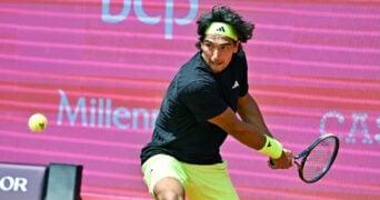 Der Portugiese Henrique Rocha bei den Estoril Open im Kampf um den Einzug in das Achtelfinale Estoril Open, ATP, Tennis Herren 175 Challenge Tour, 30-04-2025, 1. Runde - Beste 32: Der Portugiese Henrique ROCHA beim ATP-175-Sandplatzturnier in Portugal im Match um den Einzug in das Achtelfinale gegen den Chilenen Nicolas Jarry, Estoril Estoril Tenis Club Lisbon Portugal Portugals Henrique Rocha at the Estoril Open in the battle for a place in the round of 16 Estoril Open, ATP 175 Challenge Tour, 30 04 2025, 1 round Best 32 Portugals Henrique ROCHA at the ATP 175 clay court tournament in Portugal in the match for a place in the round of 16 against Chiles Nicolas Jarry, Estoril Estoril Tenis Club Lisbon Portugal