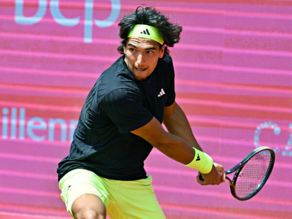 Der Portugiese Henrique Rocha bei den Estoril Open im Kampf um den Einzug in das Achtelfinale Estoril Open, ATP, Tennis Herren 175 Challenge Tour, 30-04-2025, 1. Runde - Beste 32: Der Portugiese Henrique ROCHA beim ATP-175-Sandplatzturnier in Portugal im Match um den Einzug in das Achtelfinale gegen den Chilenen Nicolas Jarry, Estoril Estoril Tenis Club Lisbon Portugal Portugals Henrique Rocha at the Estoril Open in the battle for a place in the round of 16 Estoril Open, ATP 175 Challenge Tour, 30 04 2025, 1 round Best 32 Portugals Henrique ROCHA at the ATP 175 clay court tournament in Portugal in the match for a place in the round of 16 against Chiles Nicolas Jarry, Estoril Estoril Tenis Club Lisbon Portugal
