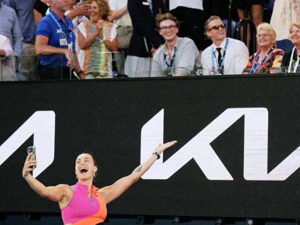 Aryna Sabalenka doing a legendary selfie