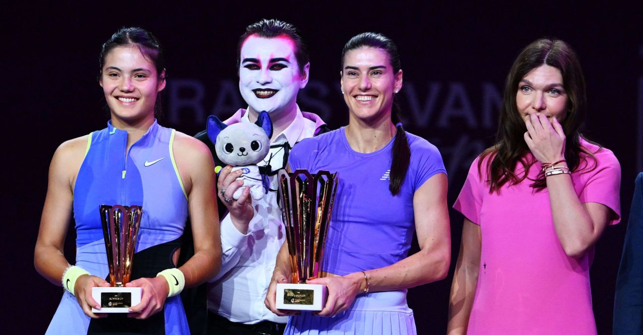 Emma Raducanu, Sorana Cirstea and Simona Halep, Cluj 2026 | © Alex Nicodim/Shutterstock/SIPA Emma Raducanu of Great Britain poses after the game against Sorana Cirstea of Romania during the Transylvania Open 2026 final, a WTA250 Tournament, at BT Arena, in Cluj-Napoca, Romania, February 07, 2025. Transylvania Open 2026 - WTA 250 Tournament - Double Final/shutterstock_editorial_Transylvania_Open_2026_WTA_25_16526889go//2602071804