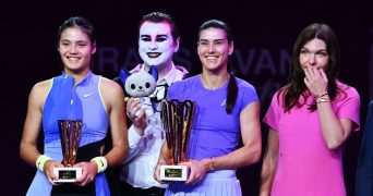 Emma Raducanu, Sorana Cirstea and Simona Halep, Cluj 2026 | © Alex Nicodim/Shutterstock/SIPA Emma Raducanu of Great Britain poses after the game against Sorana Cirstea of Romania during the Transylvania Open 2026 final, a WTA250 Tournament, at BT Arena, in Cluj-Napoca, Romania, February 07, 2025. Transylvania Open 2026 - WTA 250 Tournament - Double Final/shutterstock_editorial_Transylvania_Open_2026_WTA_25_16526889go//2602071804