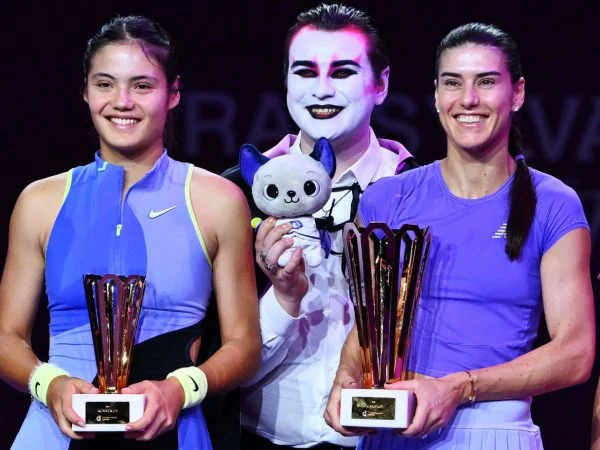Emma Raducanu, Sorana Cirstea and Simona Halep, Cluj 2026 | © Alex Nicodim/Shutterstock/SIPA Emma Raducanu of Great Britain poses after the game against Sorana Cirstea of Romania during the Transylvania Open 2026 final, a WTA250 Tournament, at BT Arena, in Cluj-Napoca, Romania, February 07, 2025. Transylvania Open 2026 - WTA 250 Tournament - Double Final/shutterstock_editorial_Transylvania_Open_2026_WTA_25_16526889go//2602071804