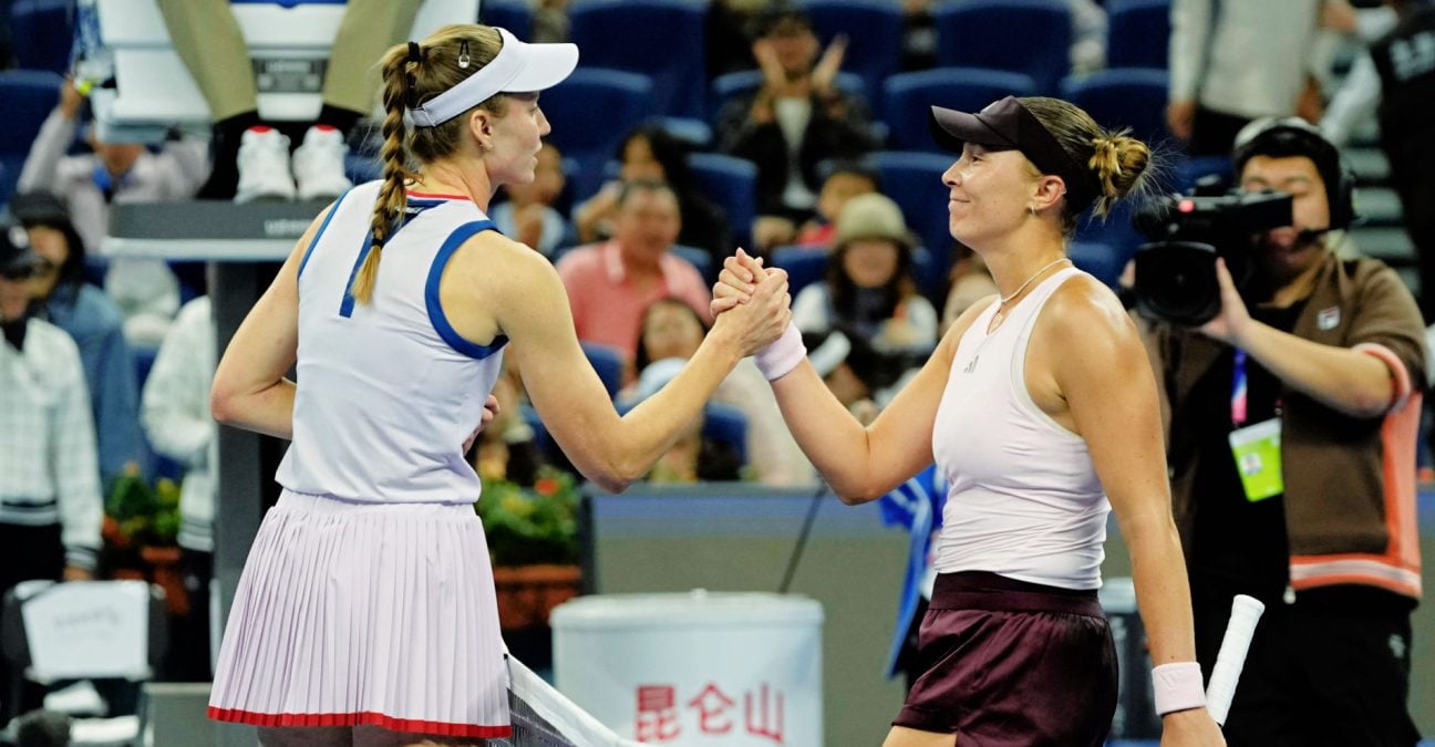 Alina Charaeva, of Russia, left is congratulated by Elena Rybakina, Beiging 2026 | © AP Photo/Ng Han Guan/SIPA