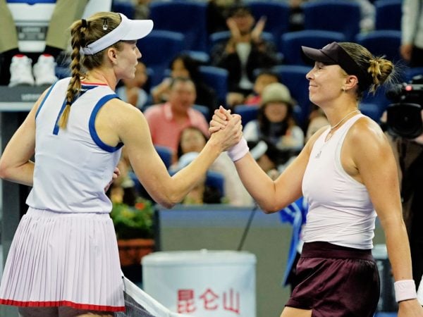 Alina Charaeva, of Russia, left is congratulated by Elena Rybakina, Beiging 2026 | © AP Photo/Ng Han Guan/SIPA