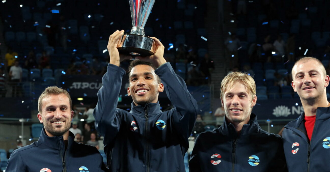 L'équipe du Canada, gagante de l'ATP CUP 2022, Auger-Aliassime trophée dans les bras