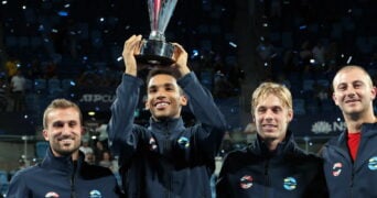 L'équipe du Canada, gagante de l'ATP CUP 2022, Auger-Aliassime trophée dans les bras