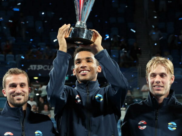 L'équipe du Canada, gagante de l'ATP CUP 2022, Auger-Aliassime trophée dans les bras
