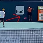 Jenson Brooksby jetant sa raquette lors du Masters 1000 de Miami 2022