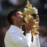 Novak Djokovic avec le trophée du vainqueur de Wimbledon 2022