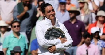 Ons Jabeur lors de la cérémonie des trophées à Wimbledon 2022