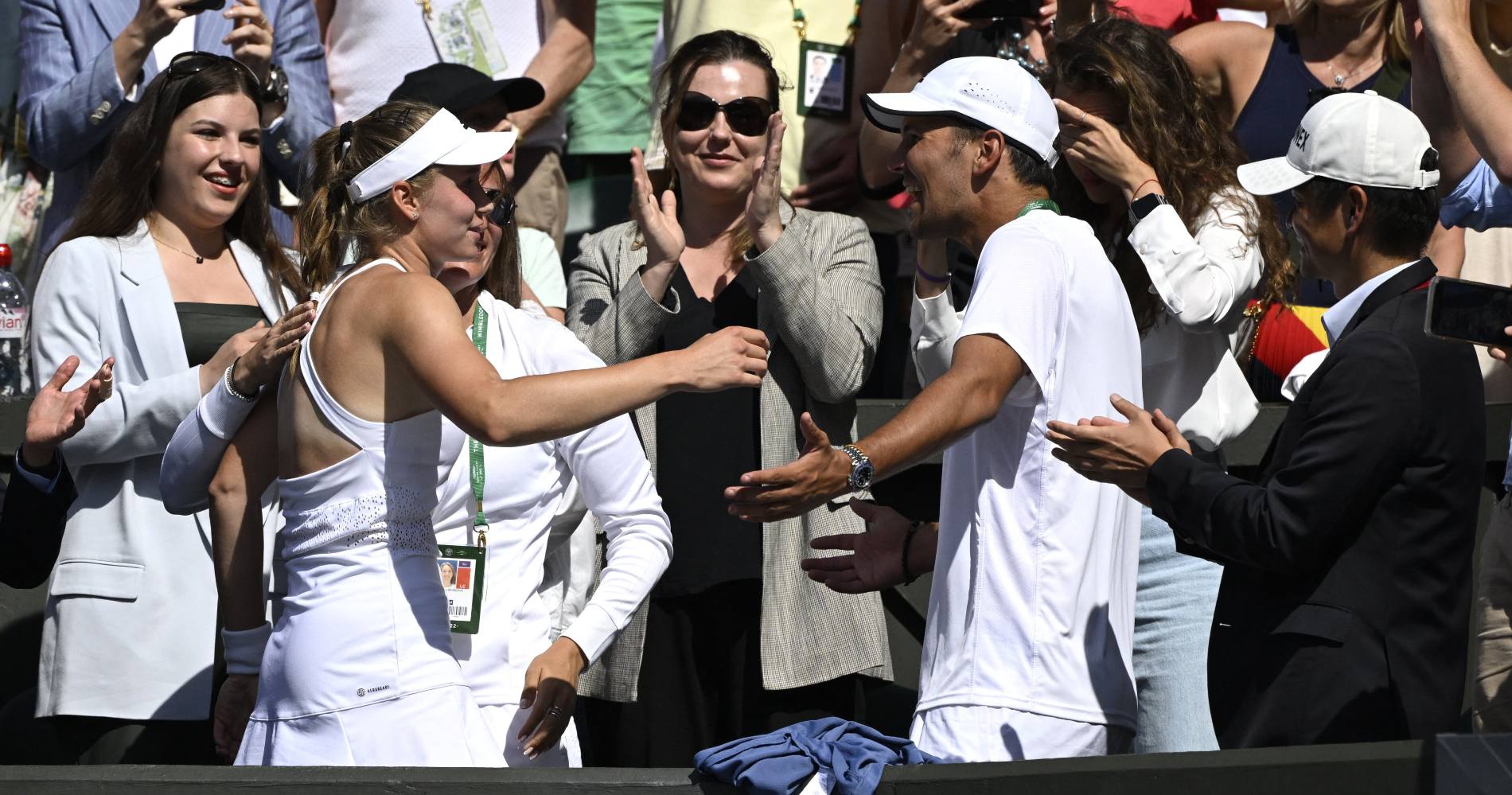 Elena Rybakina célèbre sa victoire à Wimbledon 2022 avec son coach Stefano Vukov
