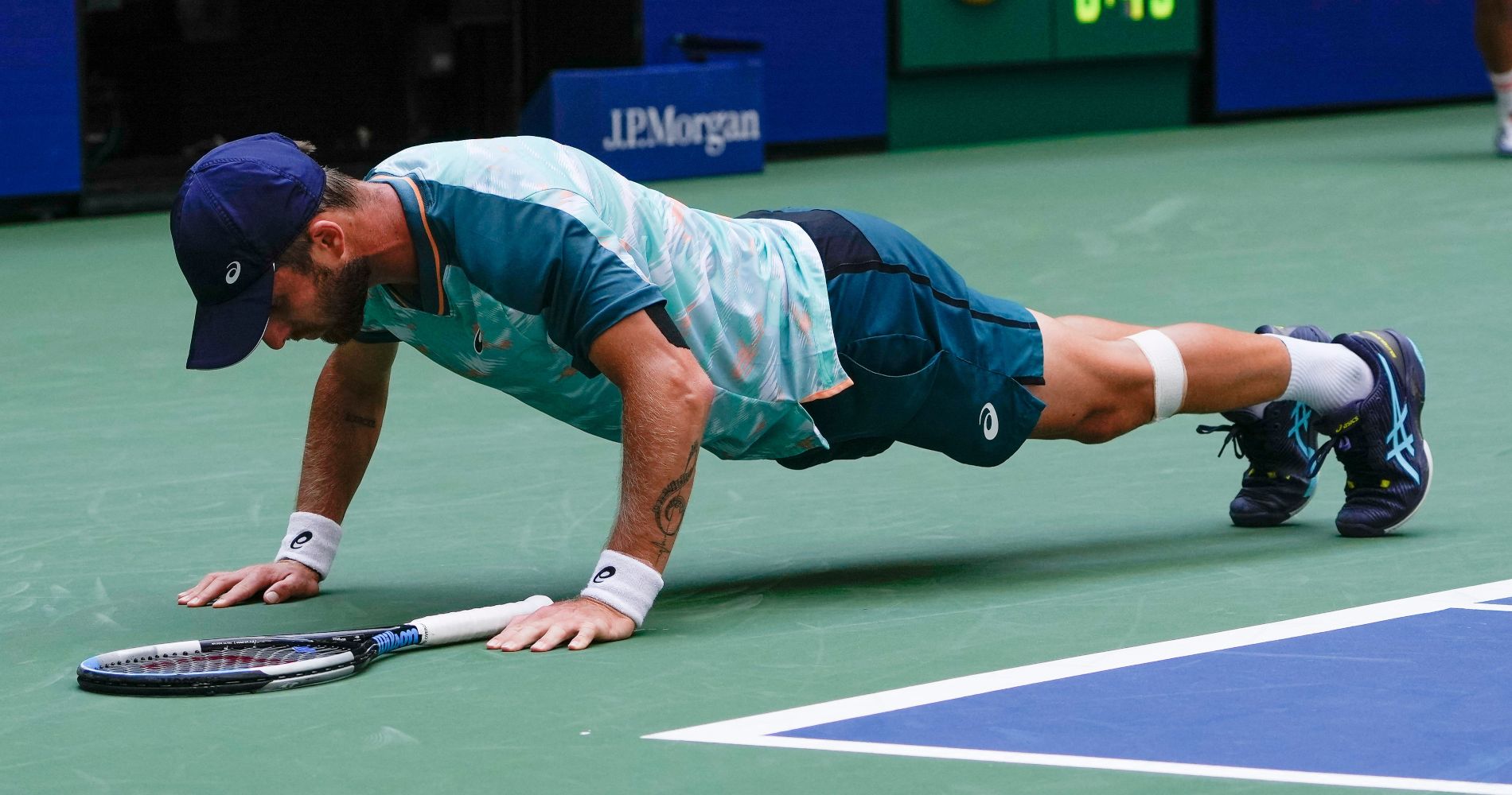 Corentin Moutet doing some physical exercice during his match at the US Open in 2022