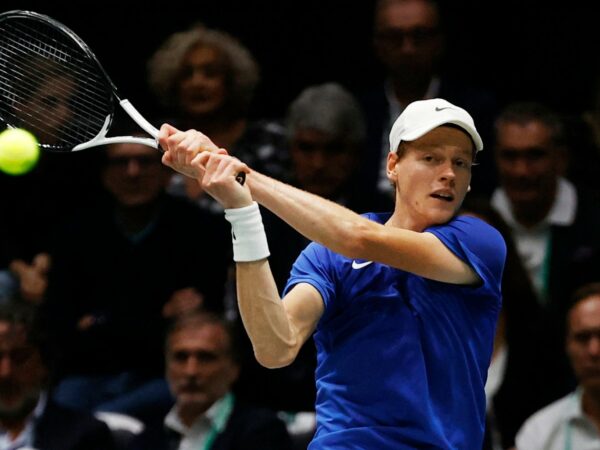 Jannick Sinner hitting a backhand during the Davis cup 2022 in Bologna, against the Swedish Mikael Ymer