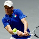 Jannick Sinner hitting a backhand in Davis Cup in 2022
