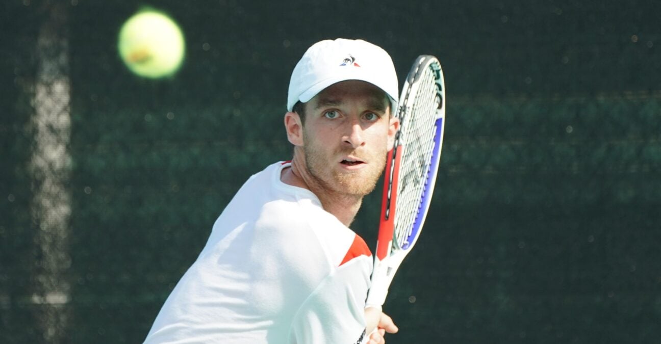 Constant Lestienne is hitting a backhand in Villeneuve Loubet, a tournament raised by the FFT in 2020