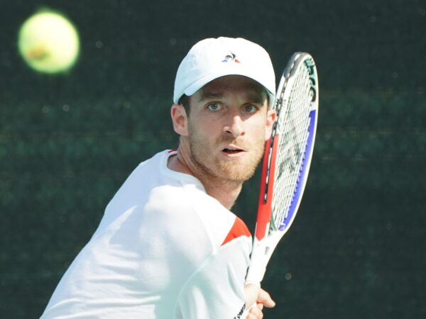 Constant Lestienne is hitting a backhand in Villeneuve Loubet, a tournament raised by the FFT in 2020