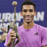 Félix Auger-Aliassime avec le trophée d'Anvers 2022
