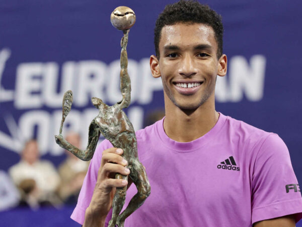Félix Auger-Aliassime avec le trophée d'Anvers 2022