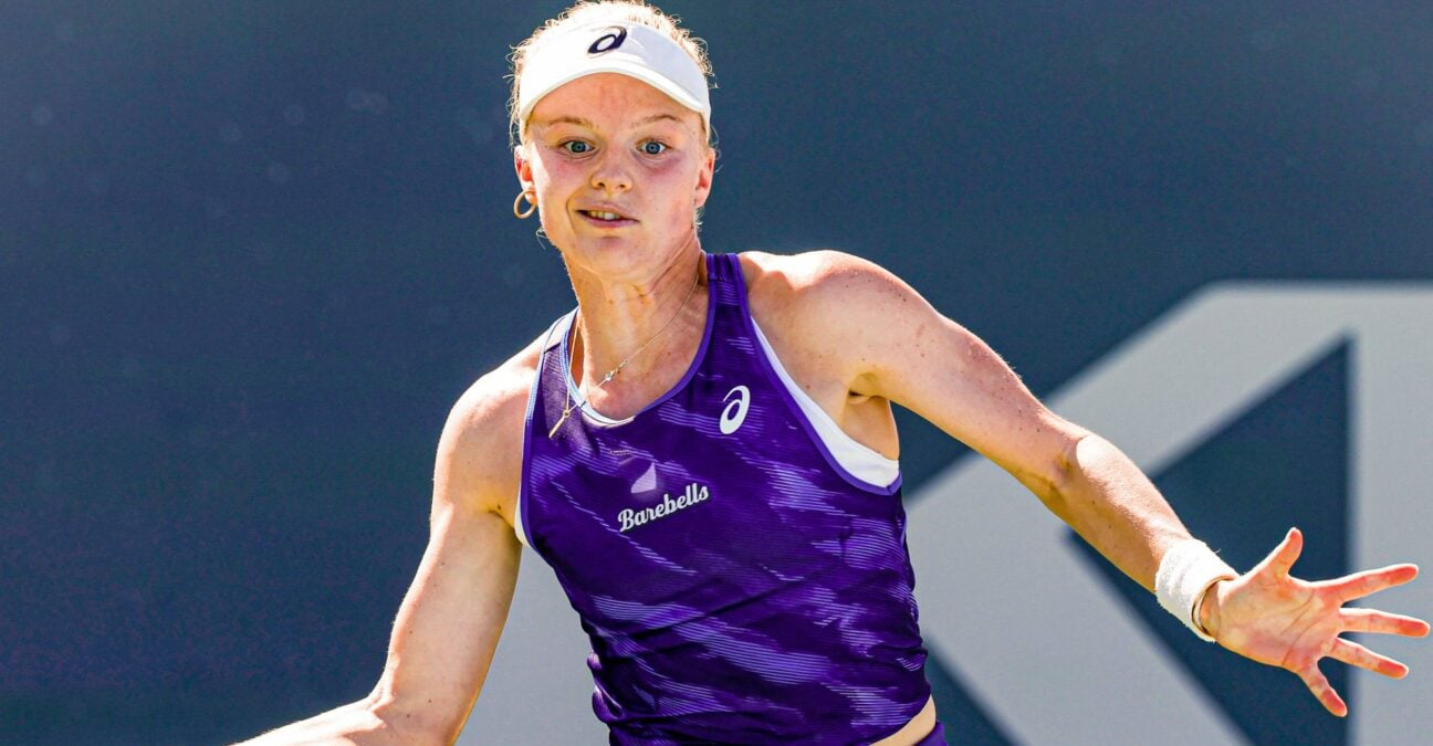 Harriet Dart hitting a forehand in Monastir in 2022