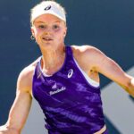 Harriet Dart hitting a forehand in Monastir in 2022
