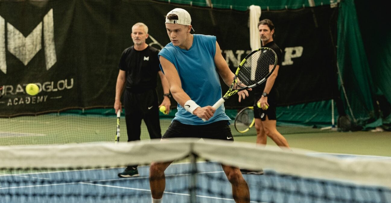 Patrick Mouratoglou, Holger Rune et Lars Christensen à la Mouratoglou Academy en octobre 2022