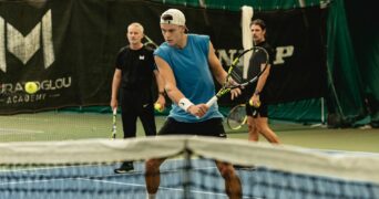 Patrick Mouratoglou, Holger Rune et Lars Christensen à la Mouratoglou Academy en octobre 2022