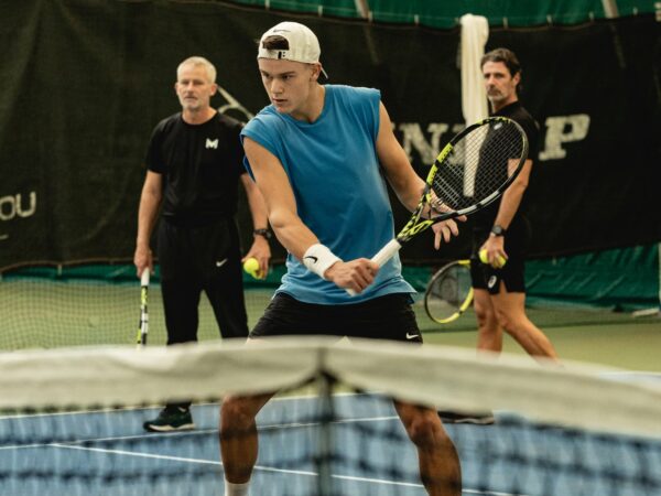 Patrick Mouratoglou, Holger Rune et Lars Christensen à la Mouratoglou Academy en octobre 2022