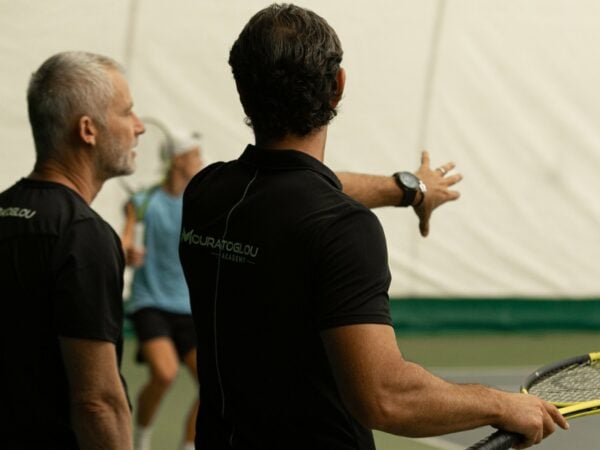 Patrick Mouratoglou, Holger Rune et Lars Christensen à la Mouratoglou Academy en octobre 2022