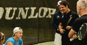 Patrick Mouratoglou, Holger Rune et Lars Christensen à la Mouratoglou Academy en octobre 2022