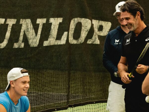 Patrick Mouratoglou, Holger Rune et Lars Christensen à la Mouratoglou Academy en octobre 2022