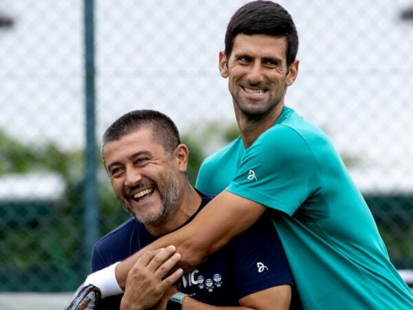 Novak Djokovic avec son ancien physiothérapeute, Ulises Badio, à Wimbledon en 2022