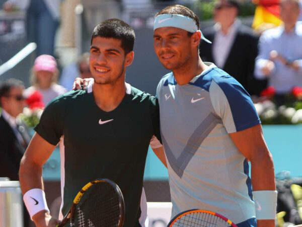 Carlos Alcaraz et Rafael Nadal souriant