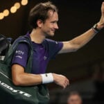 Daniil Medvedev salue la foule à Adélaide en 2023